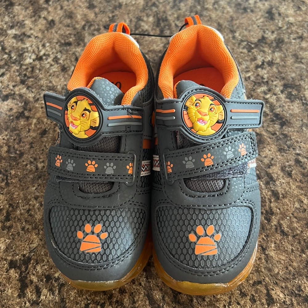 LITTLE  BOYS *  LION KING *  SIZE 10 * LIGHT UP  SHOES *